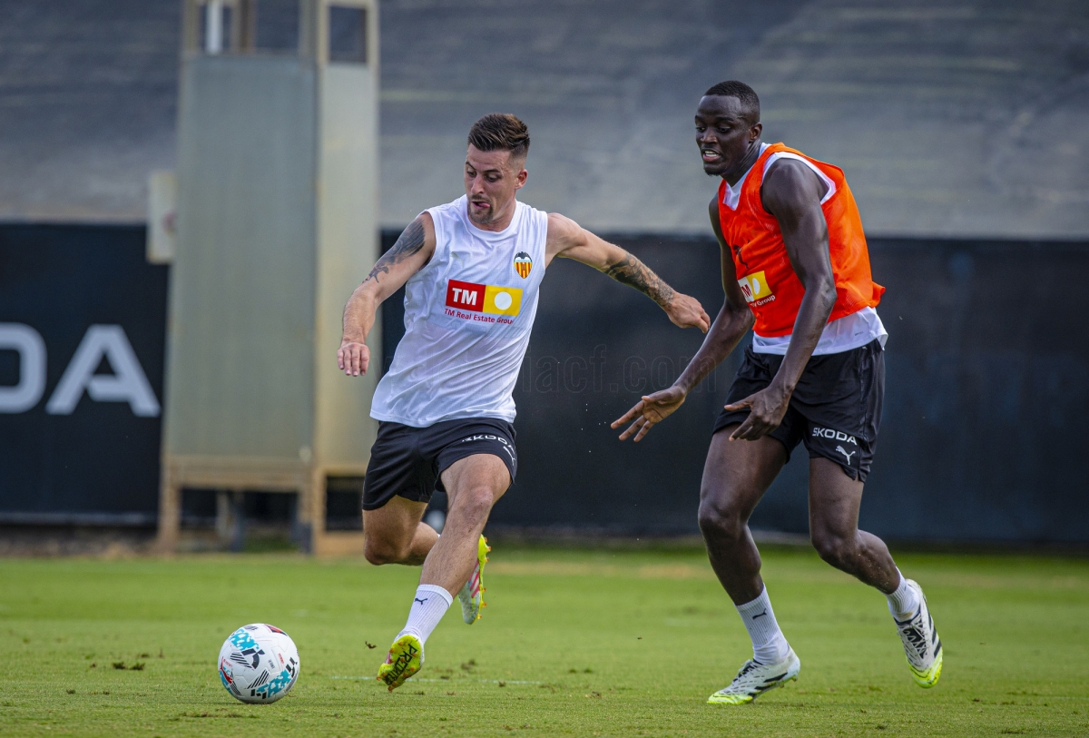 El Valencia, sin día libre, regresa a los entrenamientos tras la derrota ante Osasuna
