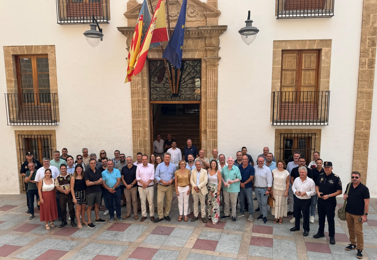Foto de grupo en el Ayuntamiento de Xàbia, con motivo de la presentación del decreto.