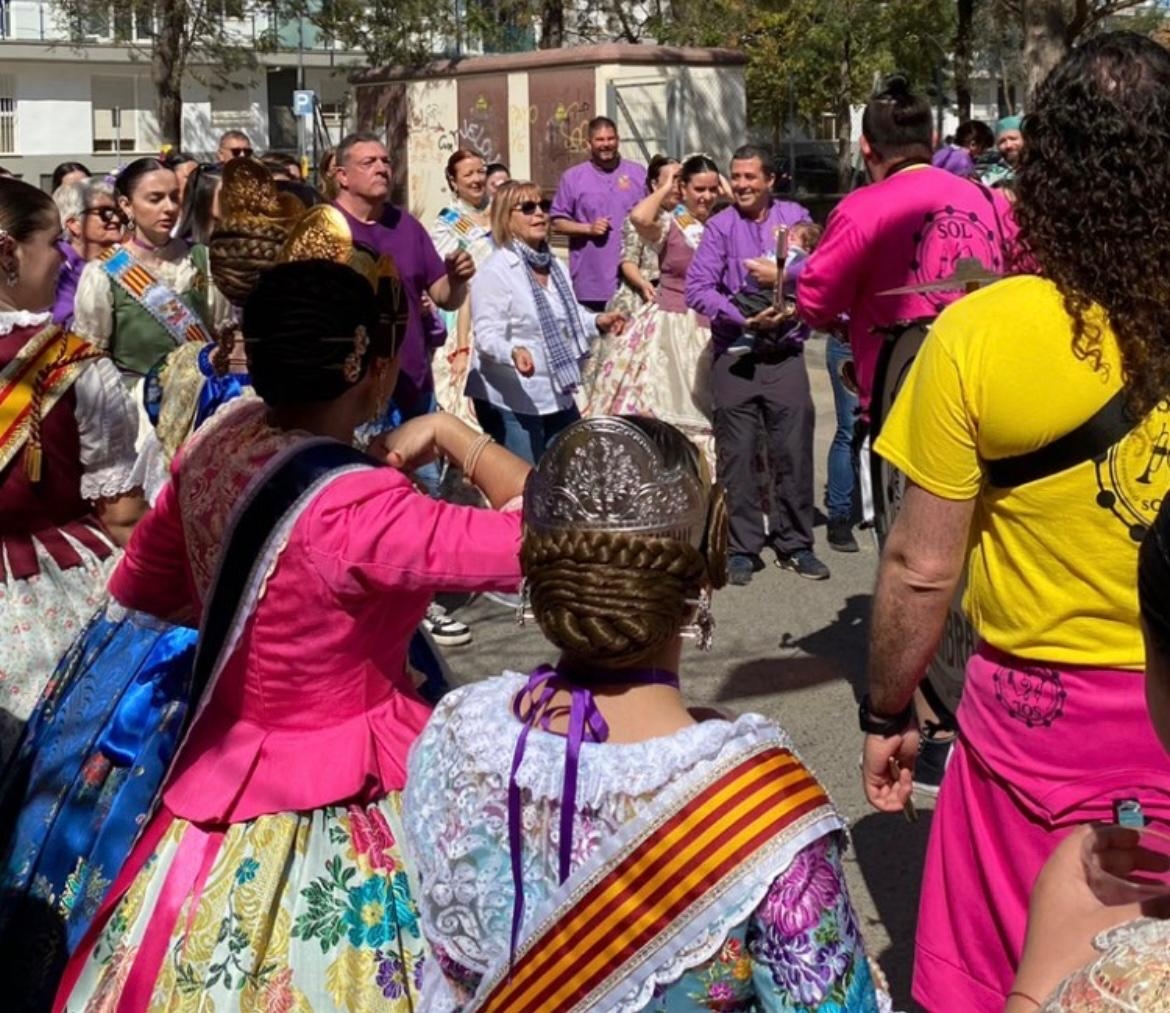 La alcaldesa de Picassent, Conxa García, junto a un grupo de falleros - La alcaldesa de Picassent, Conxa García, junto a un grupo de falleros
