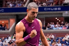 Alcaraz, rapado y con pinta de malote, debuta en el US Open ganando sin fisuras al gigante Opelka 