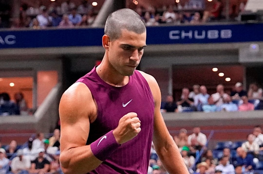 Alcaraz, rapado y con pinta de malote, debuta en el US Open ganando sin fisuras al gigante Opelka 