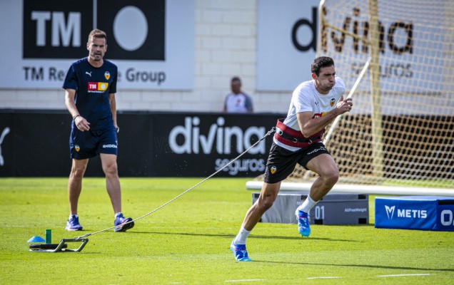 Baraja dirige el entrenamiento de un Valencia con dudas en el lateral y el mediocampo
