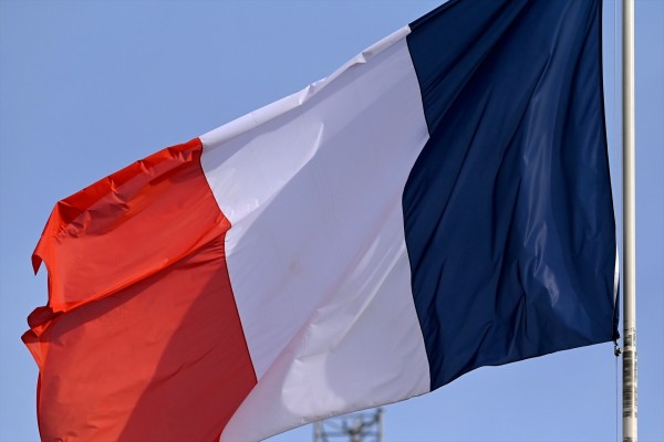 La incertidumbre política arrastra a la Bolsa de París y eleva el coste de la deuda francesa