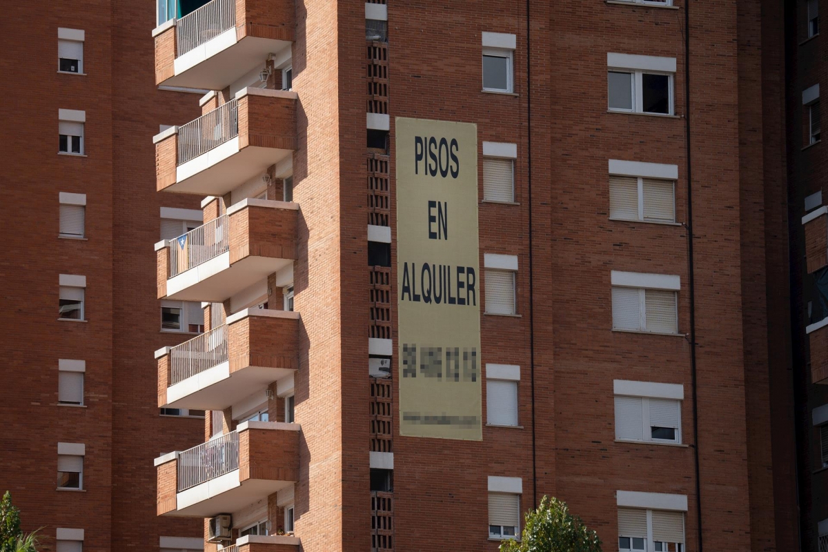 Cartel de alquiler de viviendas en la fachada de un edificio - Foto: David Zorrakino (EP)