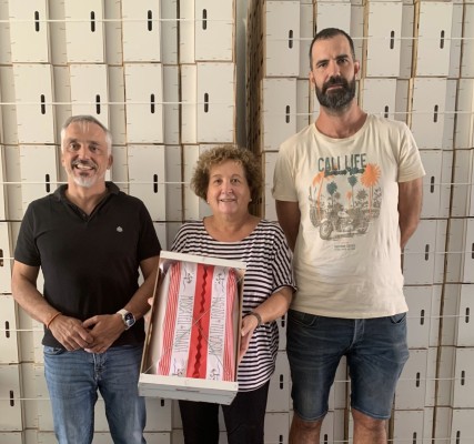 Teulada reparte 830 kg gratis de uva moscatel para reconocer el valor de este producto local