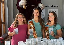 Nules reparte 5.000 vasos para promocionar las fiestas locales y su "esencia"