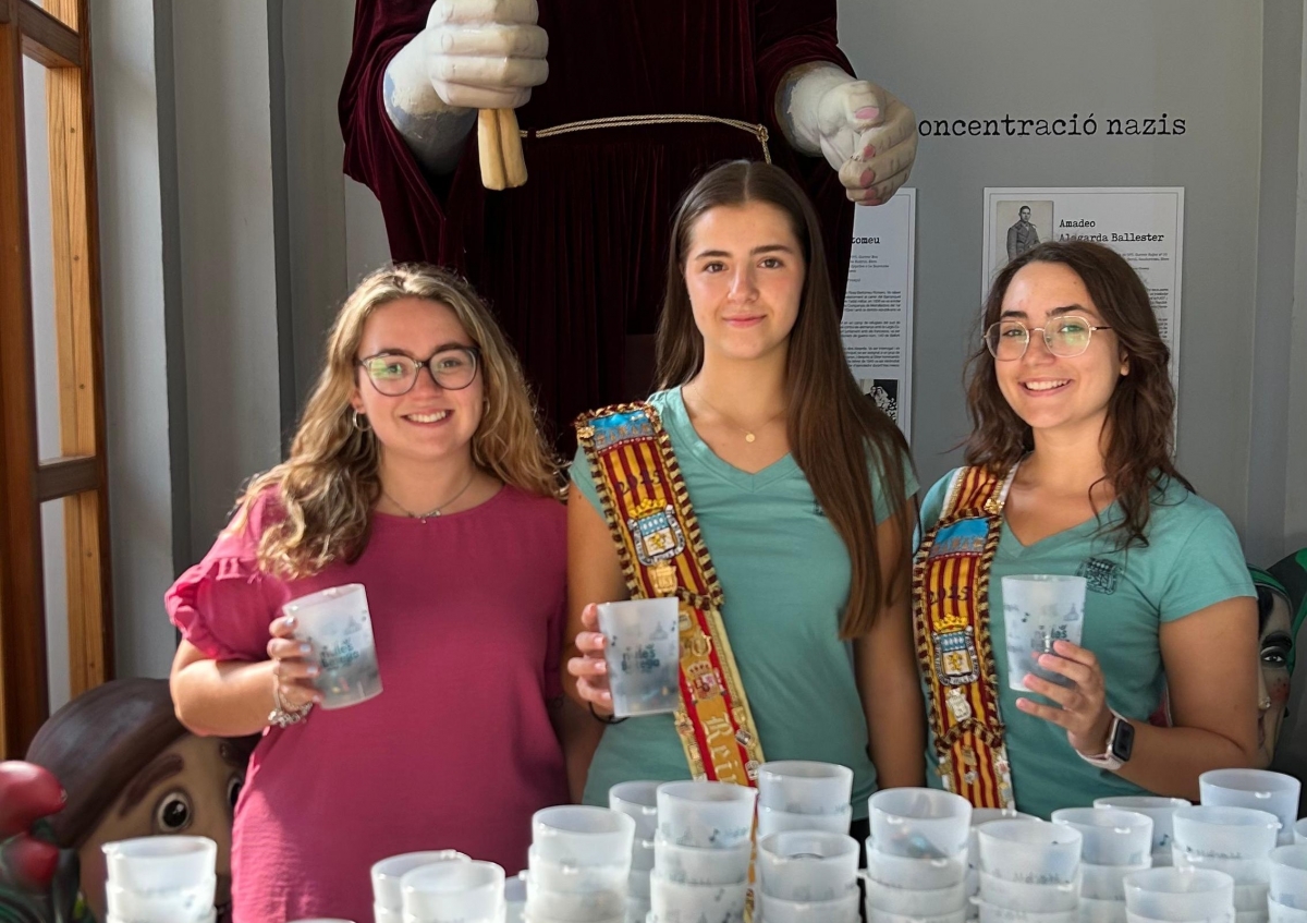 Nules reparte 5.000 vasos para promocionar las fiestas locales y su 