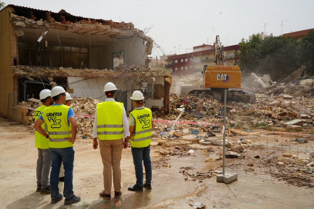 La reconstrucción de los centros educativos más afectados por la Dana avanzan con derribos en tres centros