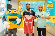 DeJulius, del UCAM CB: "Debo ser agresivo, ejercer como líder, tirar bien y organizar el juego"