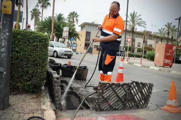 Torrent intensifica la limpieza de imbornales ante el riesgo de fuertes lluvias en septiembre