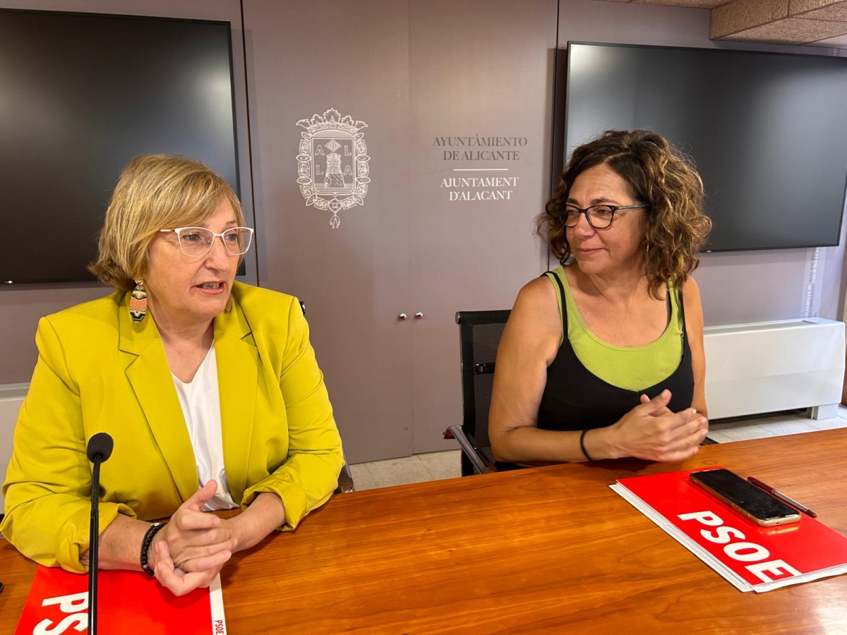 La portavoz municipal del PSOE en Alicante, Ana Barceló, junto a la portavoz adjunta, Trini Amorós. - 