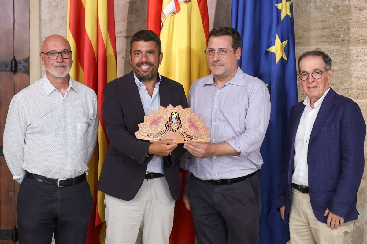 Mazón muestra el apoyo del Consell a que abanicos valencianos consigan la IGP para productos Industriales 