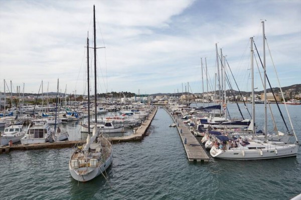 El Puerto avisa de que pediría una indemnización si se paraliza la concesión de los amarres