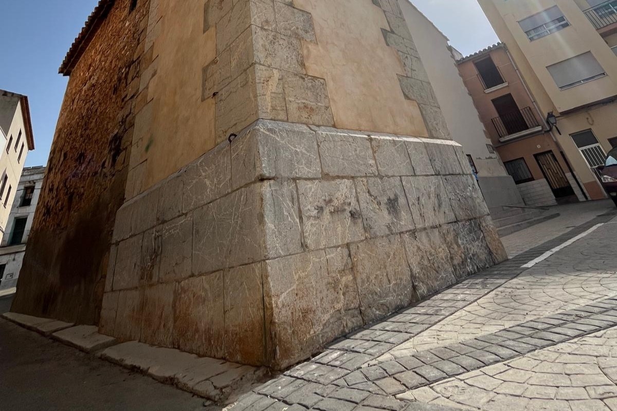 La base del campanario de Figueroles - 