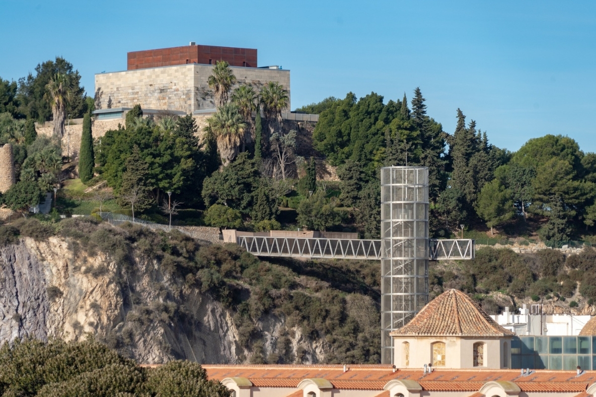 Cartagena moderniza el ascensor panorámico de la calle Gisbert para hacerlo más accesible e inclusivo