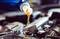 El aceite usado regenerado en la Región produce lubricante para 958.000 coches