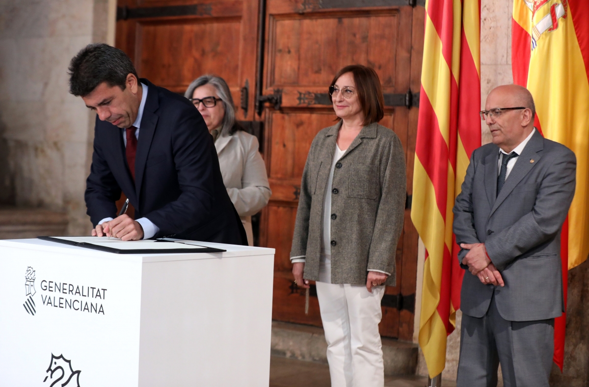 El president de la Generalitat, Carlos Mazón, firma el acuerdo de la Mesa el 25 de abril de 2024.