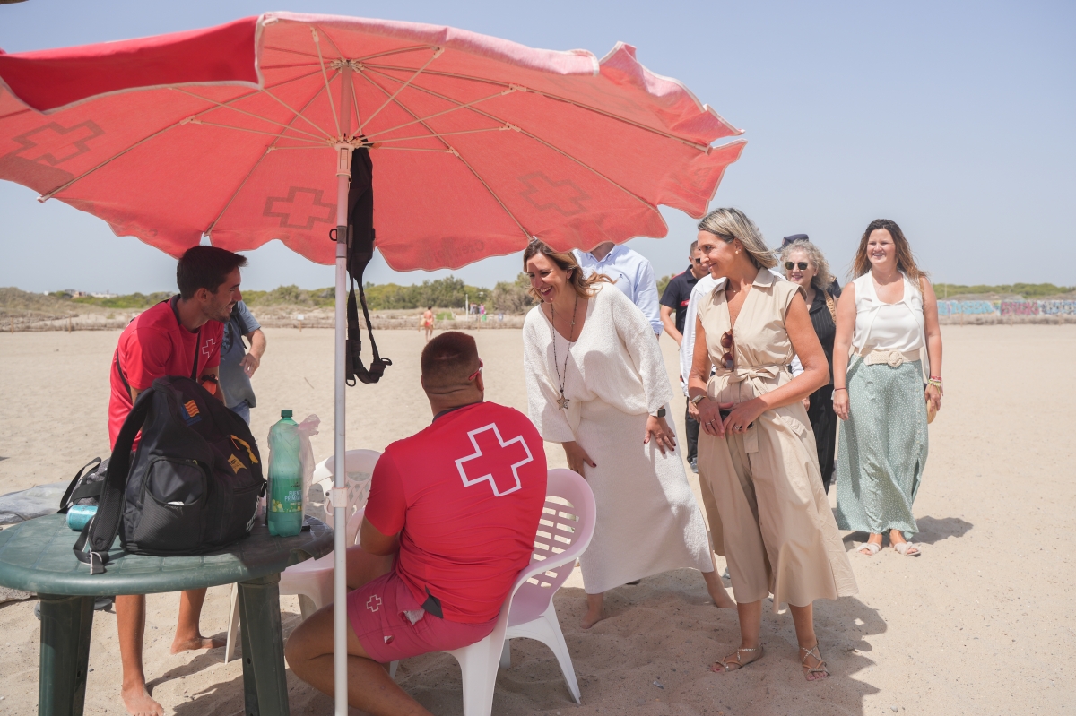 La alcaldesa de València, María José Catalá y la concejala de Playas, Mónica Gil conversan con dos socorristas - Foto: JORGE GIL/EP La alcaldesa de València, María José Catalá y la concejala de Playas, Mónica Gil conversan con dos socorristas