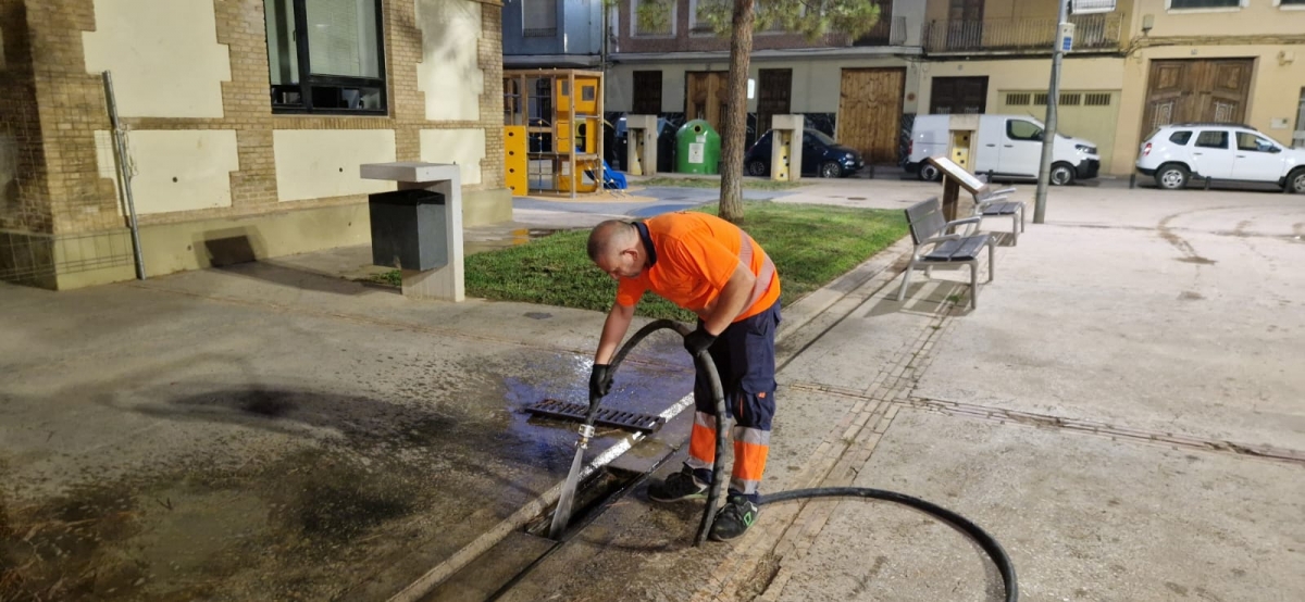 Massanassa intensifica la limpieza de imbornales tras la Dana y se prepara para el otoño