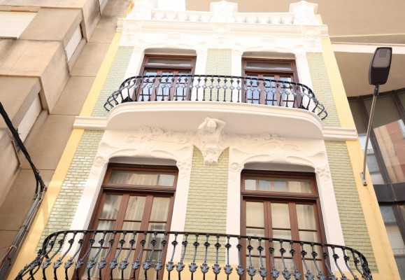 Burriana rehabilita con limpieza y pintura la fachada modernista de la histórica casa 