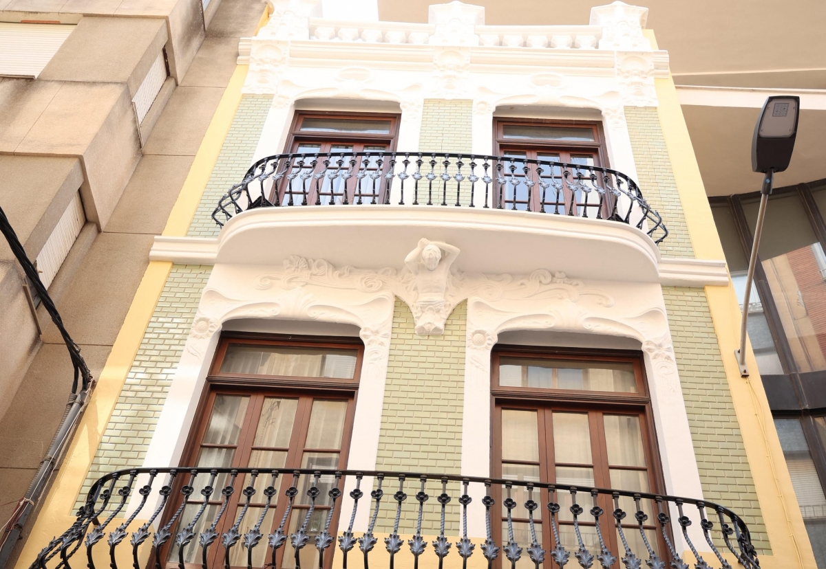 Burriana rehabilita con limpieza y pintura la fachada modernista de la histórica casa 