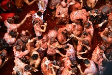 Buñol se tiñe de rojo en la primera tomatina tras la Dana