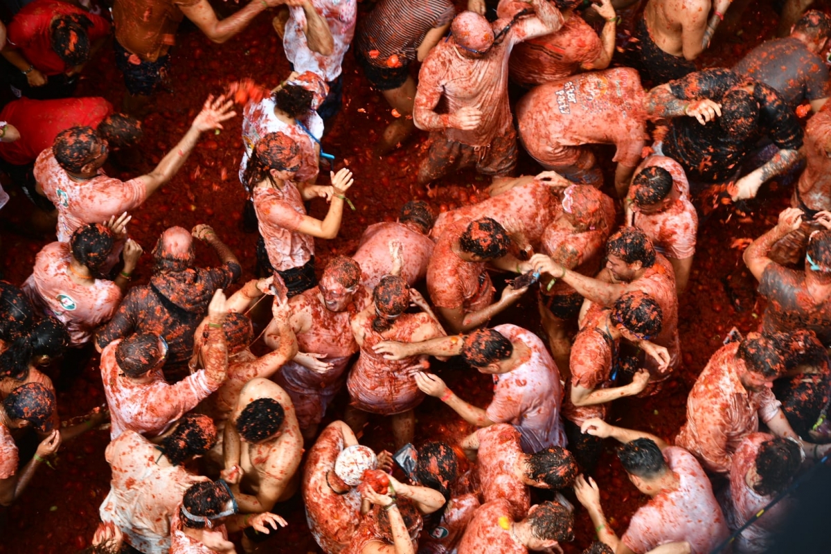 Buñol se tiñe de rojo en la primera tomatina tras la Dana