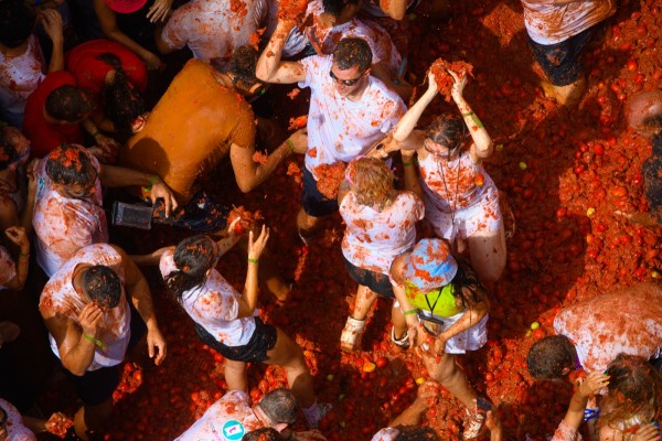 Buñol acuerda con RTVE la emisión de La Tomatina y un documental por el 80 aniversario de la fiesta