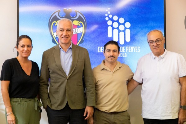 El Levante UD firma el convenio con la Delegación de Peñas