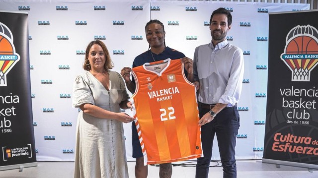 Tanaya Atkinson, presentada como nueva jugadora taronja en Maxcolchon