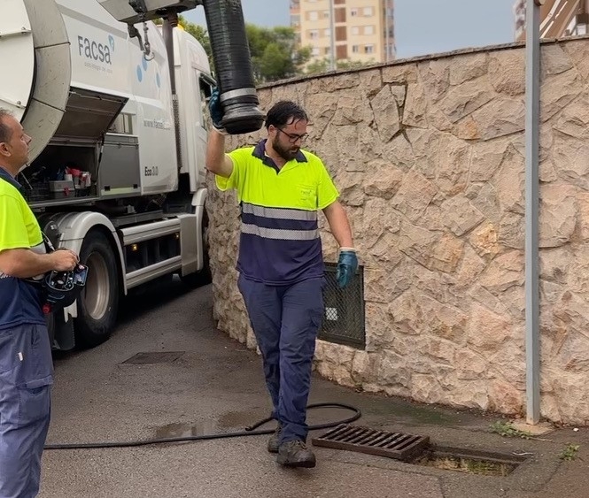 Benicàssim realiza una limpieza intensiva del alcantarillado de forma preventiva ante la posible gota fría