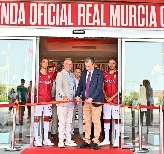 El Real Murcia reinaugura su tienda en el estadio Enrique Roca doblando su superficie