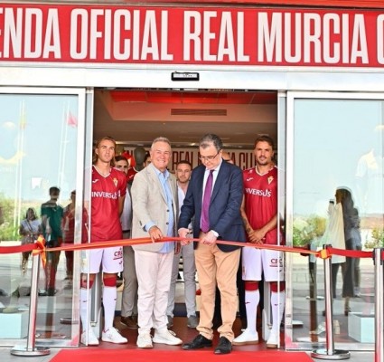 El Real Murcia reinaugura su tienda en el estadio Enrique Roca doblando su superficie