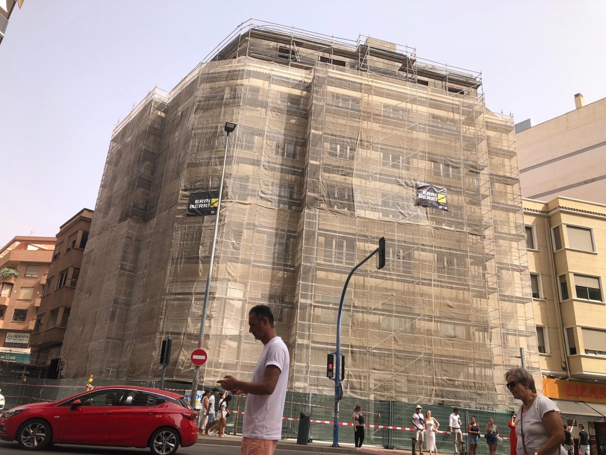 Los edificios remodelados por el Grupo Azarbe entre Maisonnave y General Lacy, en Alicante. - 