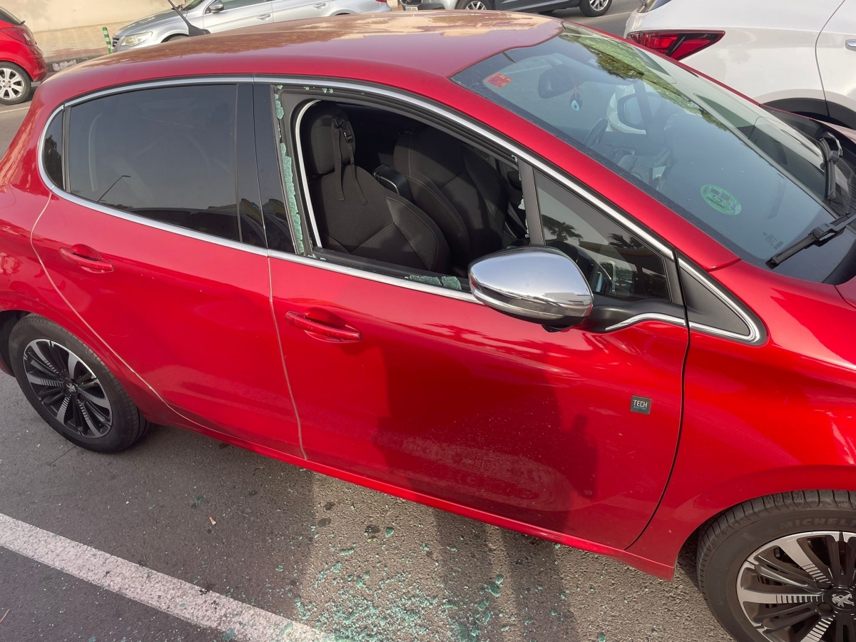 Rescatan en estado crítico a un niño que habían dejado dentro de un coche en el parking de un supermercado de Cabo de Palos