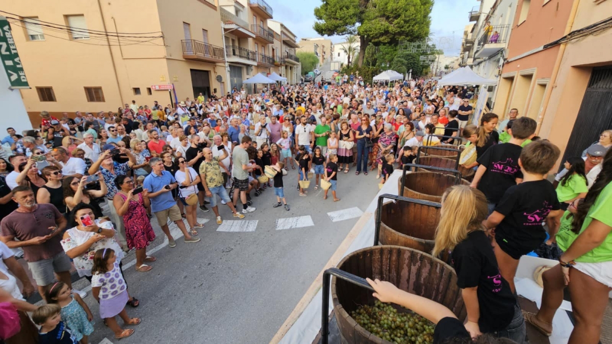 Mucha gente acude a la fiesta - Mucha gente acude a la fiesta
