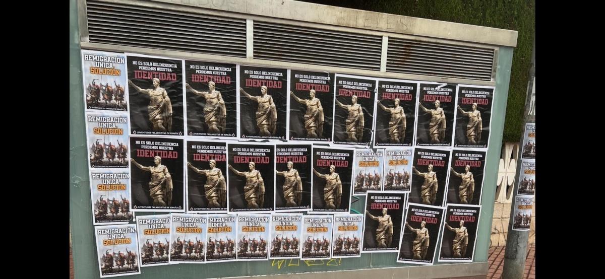 Los vecinos de Playa de San Juan denuncian la proliferación de cartelería en las calles del barrio