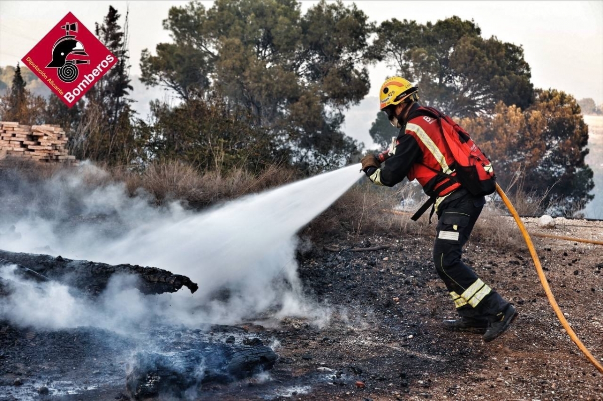 Dos medios aéreos y varias dotaciones de bomberos luchan contra un incendio forestal en Orihuela