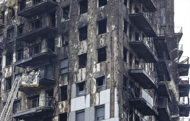 El desescombro del edificio incendiado de Campanar va 