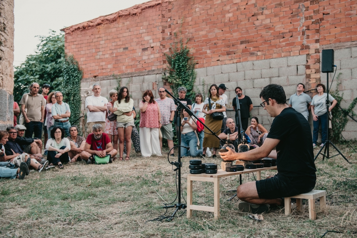 Auditoris d’aigua: Edu Comelles porta el so i la memòria a llavadors, rius i aqüeductes