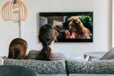 ¿Por qué olvidamos las series que vemos? El 'binge-watching' y los algoritmos afectan la memoria y la atención