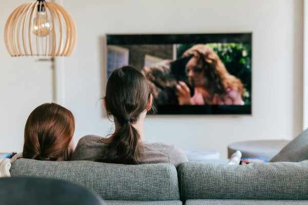 ¿Por qué olvidamos las series que vemos? El 'binge-watching' y los algoritmos afectan la memoria y la atención