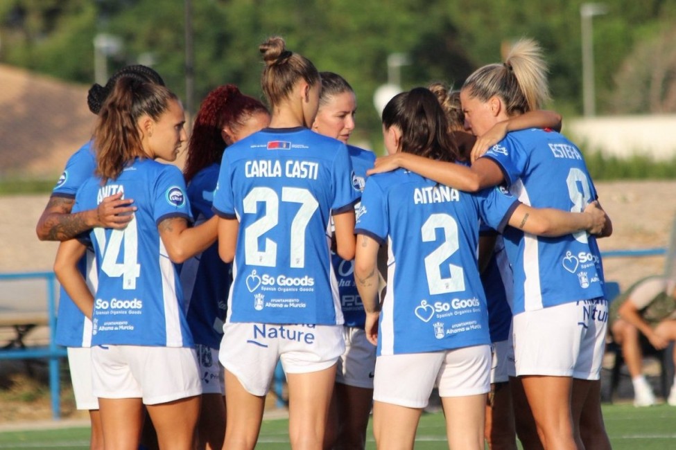 Las jugadoras del Alhama CF preparadas para el debut liguero en Barcelona. - Foto: ACFE