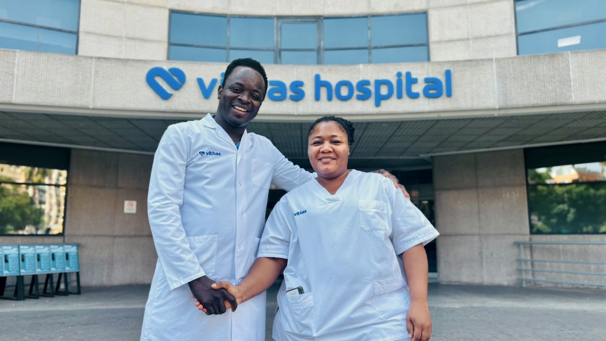 Dos enfermeros africanos reciben formación sanitaria en Vithas Valencia 9 de Octubre