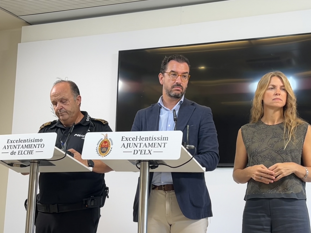 El segundo teniente alcalde, José Claudio Guilabert, junto al comisario Villafranca y una experta en ciberseguridad.  - Foto: IJ.