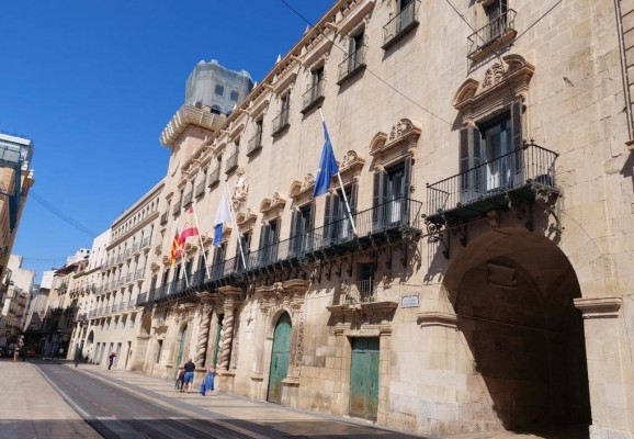 Alicante activa el proceso para recaudar el recibo de la basura que llega a triplicar su importe