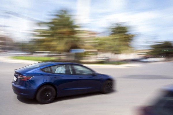 El Dacia Sandero se mantiene como el modelo más vendido en España, seguido del Model 3 de Tesla