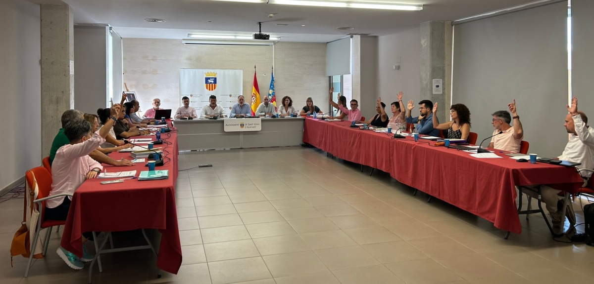 Sant Joan saca adelante sus primeros presupuestos en tres años con la abstención de PSOE y Vox