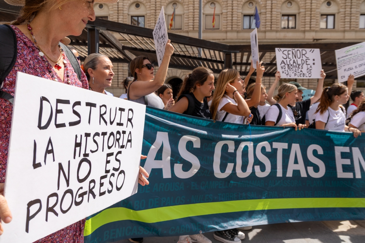 Los vecinos de la Playa de Babilonia reclaman en Alicante una moratoria a los derribos y la reforma de la Ley de Costas