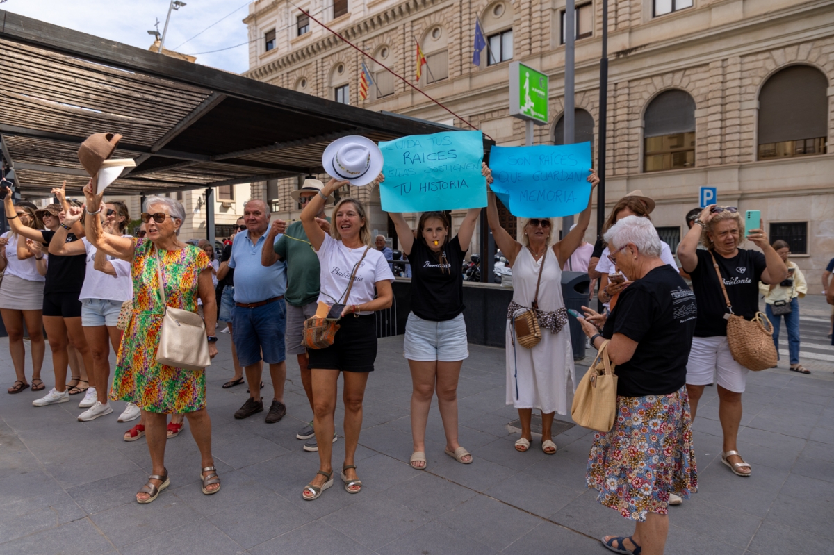 La protesta vecinal por las casas de Babilonia de Guardamar, en imágenes